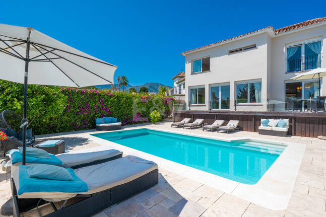 Elegant 6-Bedroom Villa with Guest House, Sea Views & Private Pool in Tranquil Río Real
