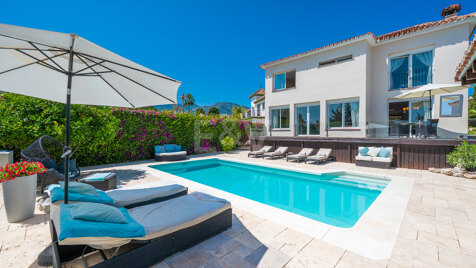 Elegante villa de 6 dormitorios con casa de invitados, vistas al mar y piscina privada en el tranquilo Río Real