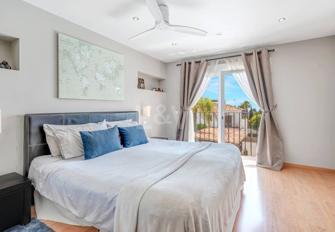 Elegant 6-Bedroom Villa with Guest House, Sea Views & Private Pool in Tranquil Río Real