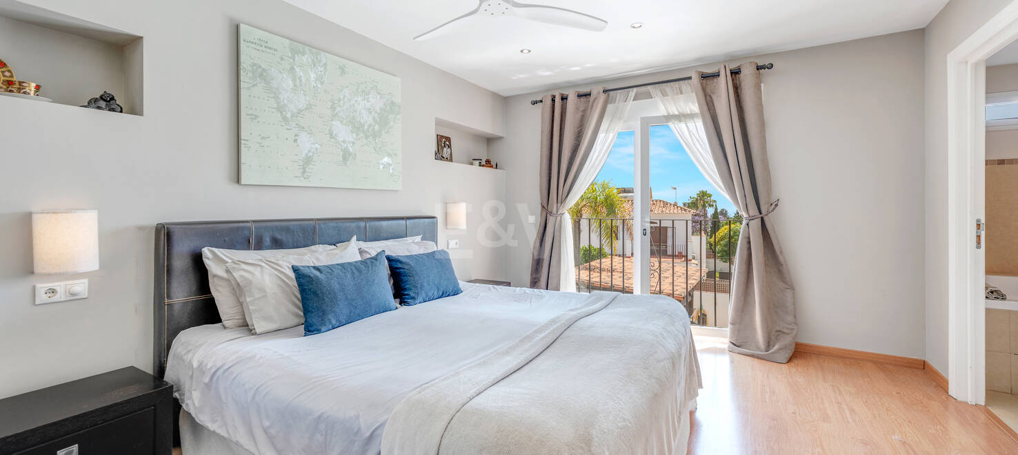 Elegant 6-Bedroom Villa with Guest House, Sea Views & Private Pool in Tranquil Río Real