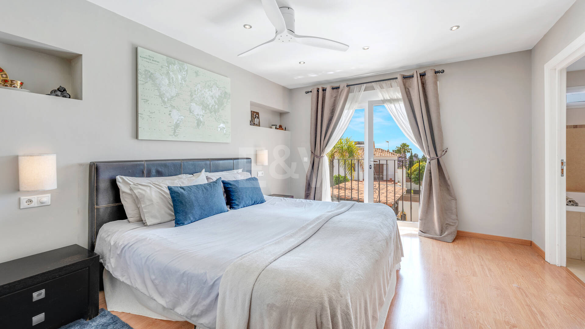 Elegant 6-Bedroom Villa with Guest House, Sea Views & Private Pool in Tranquil Río Real