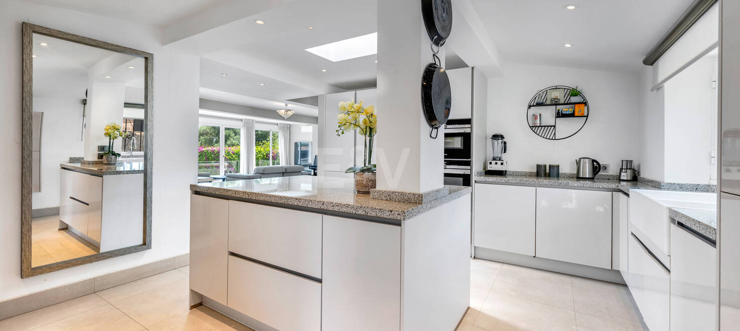 Elegant 6-Bedroom Villa with Guest House, Sea Views & Private Pool in Tranquil Río Real