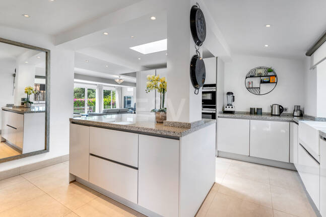 Elegant 6-Bedroom Villa with Guest House, Sea Views & Private Pool in Tranquil Río Real