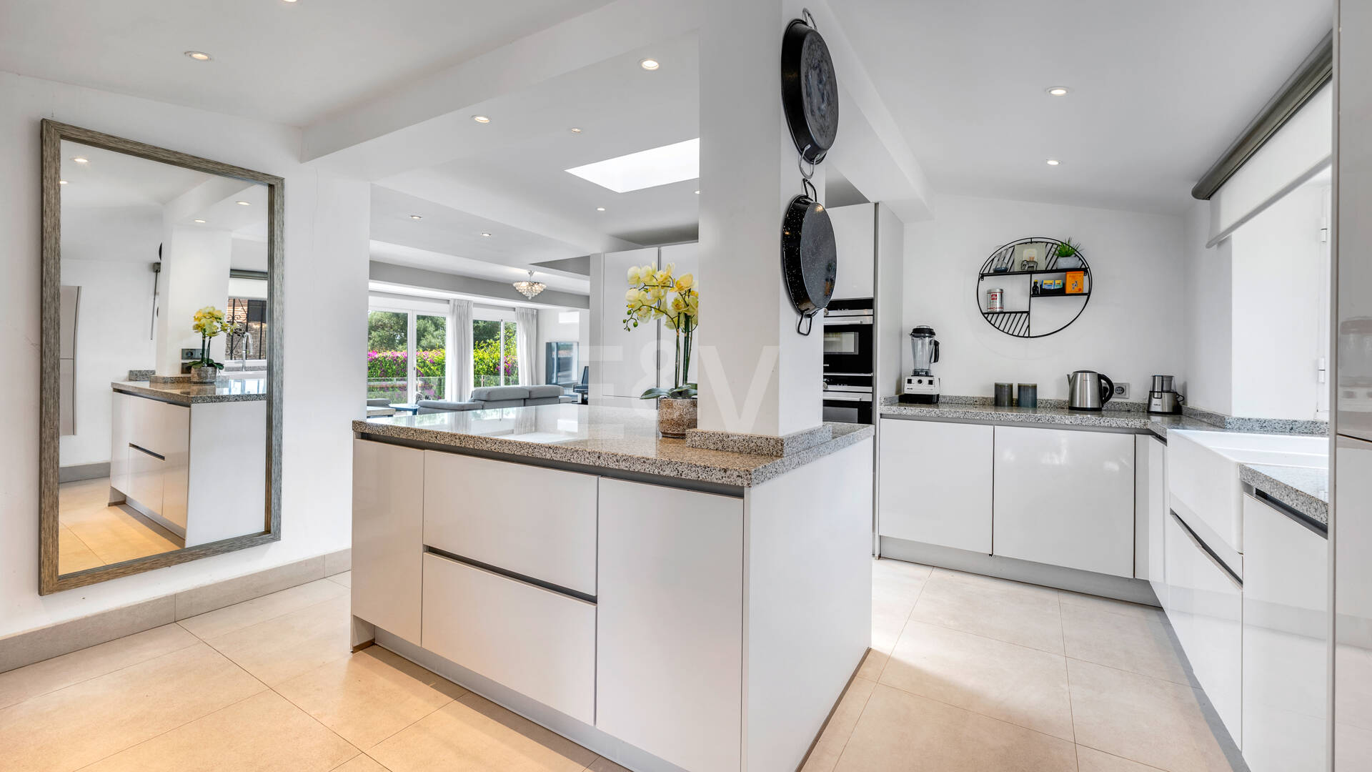 Elegant 6-Bedroom Villa with Guest House, Sea Views & Private Pool in Tranquil Río Real