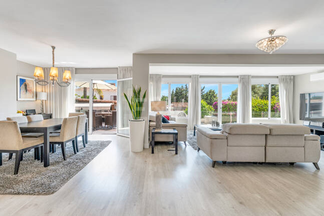 Elegant 6-Bedroom Villa with Guest House, Sea Views & Private Pool in Tranquil Río Real