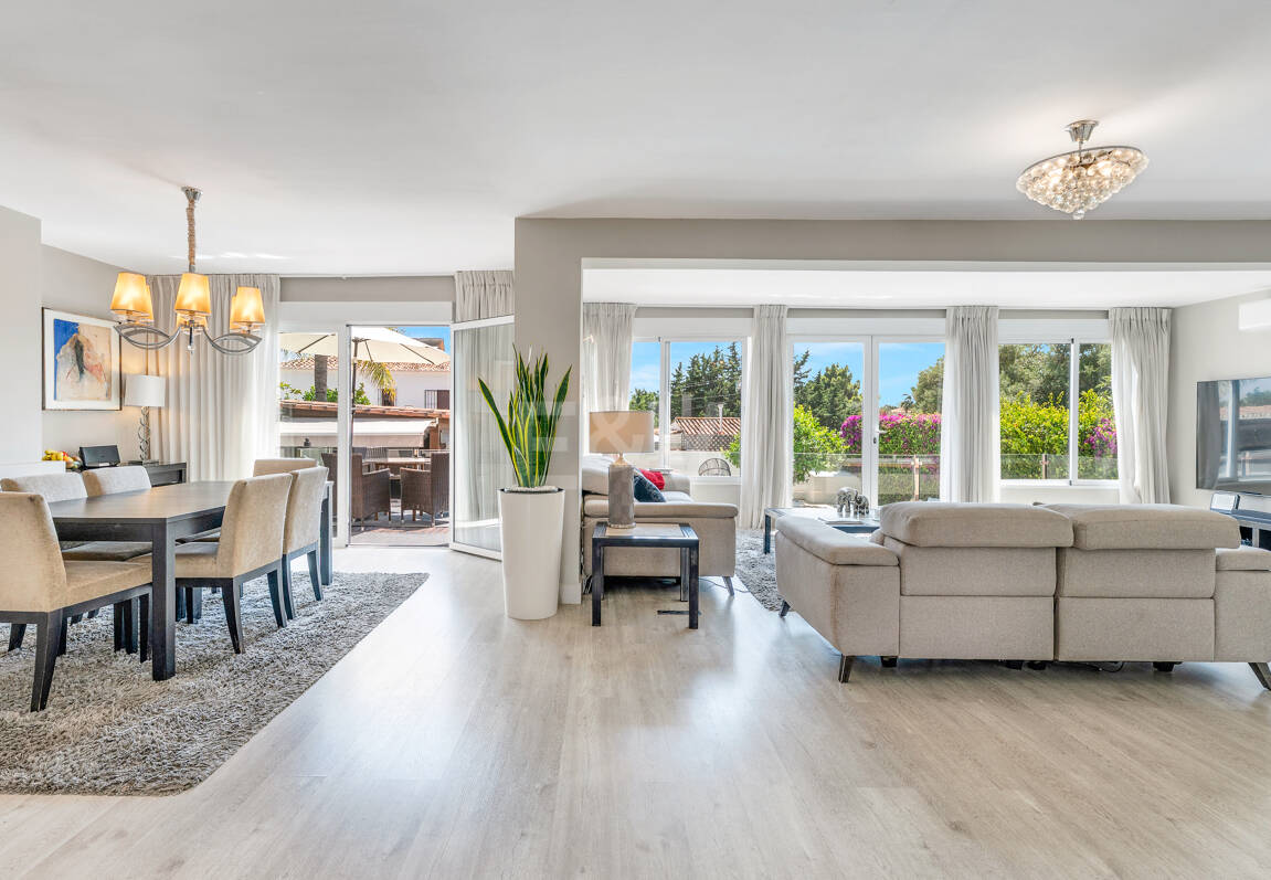 Elegant 6-Bedroom Villa with Guest House, Sea Views & Private Pool in Tranquil Río Real