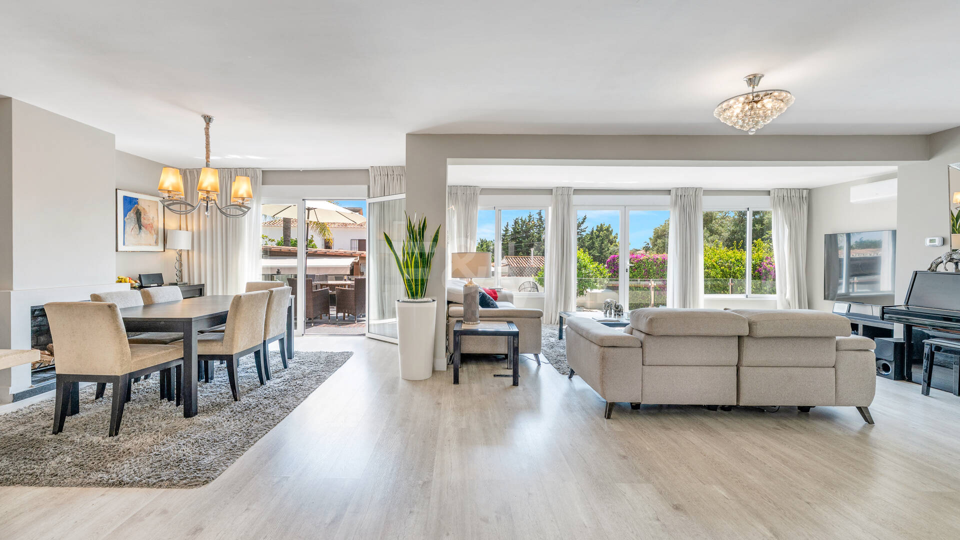 Elegant 6-Bedroom Villa with Guest House, Sea Views & Private Pool in Tranquil Río Real