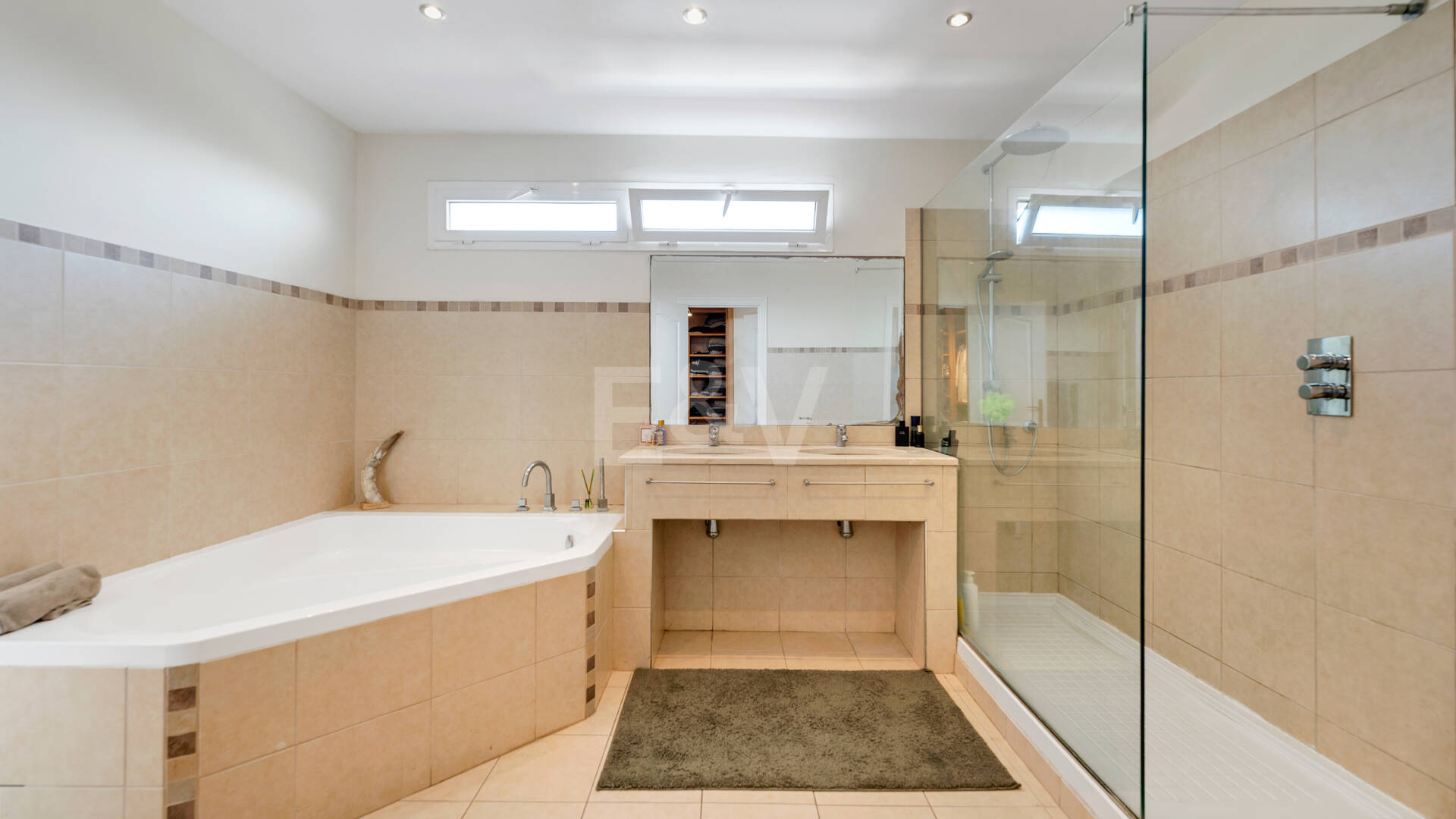 Elegant 6-Bedroom Villa with Guest House, Sea Views & Private Pool in Tranquil Río Real