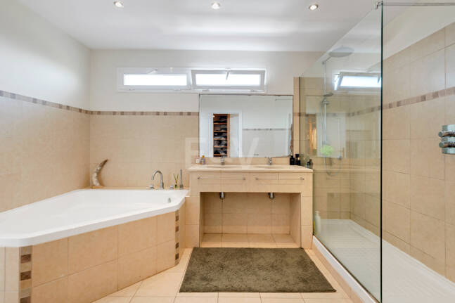 Elegant 6-Bedroom Villa with Guest House, Sea Views & Private Pool in Tranquil Río Real