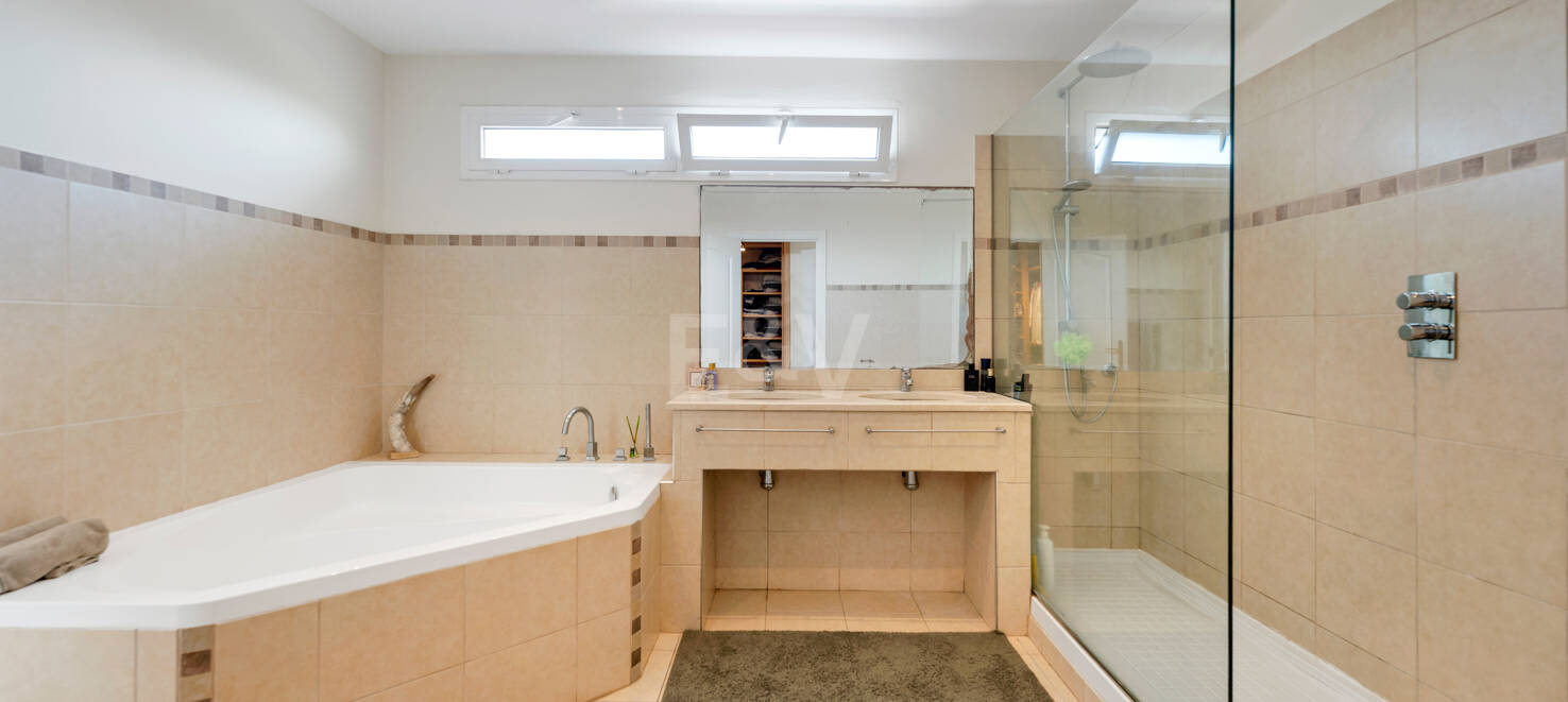 Elegant 6-Bedroom Villa with Guest House, Sea Views & Private Pool in Tranquil Río Real