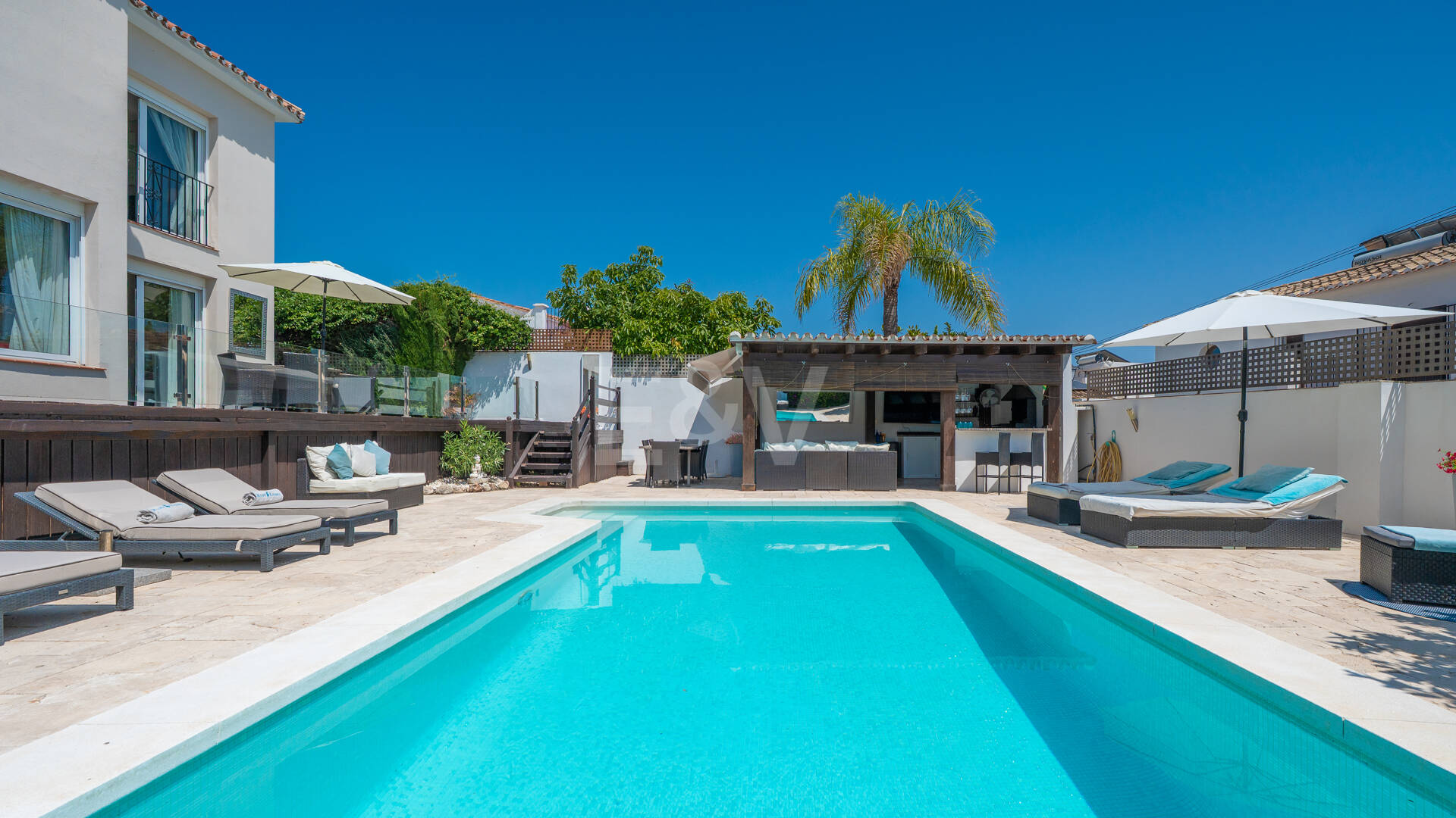 Elegant 6-Bedroom Villa with Guest House, Sea Views & Private Pool in Tranquil Río Real