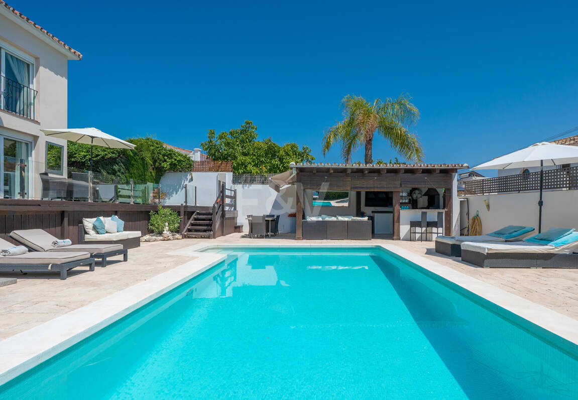 Elegant 6-Bedroom Villa with Guest House, Sea Views & Private Pool in Tranquil Río Real