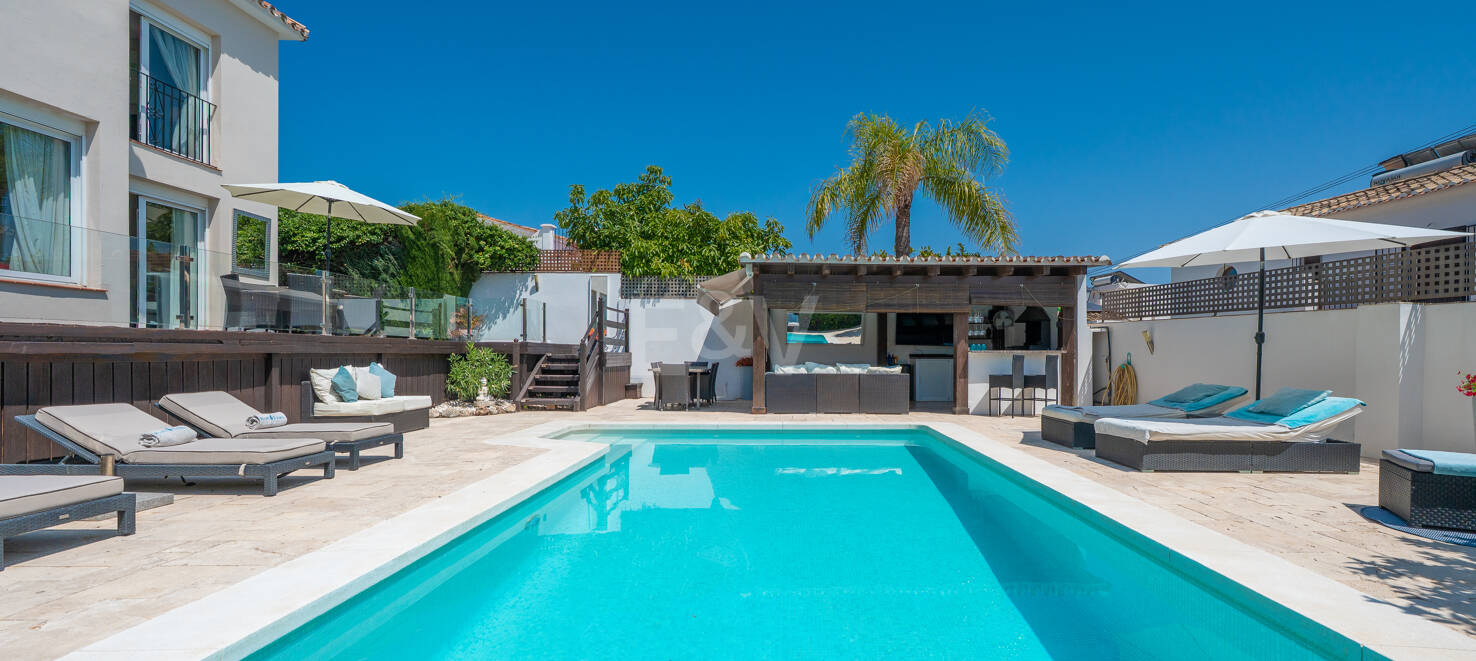 Elegant 6-Bedroom Villa with Guest House, Sea Views & Private Pool in Tranquil Río Real