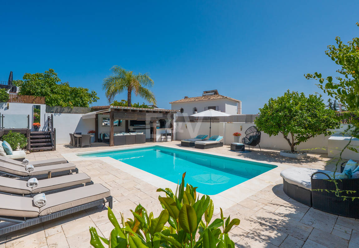 Elegant 6-Bedroom Villa with Guest House, Sea Views & Private Pool in Tranquil Río Real