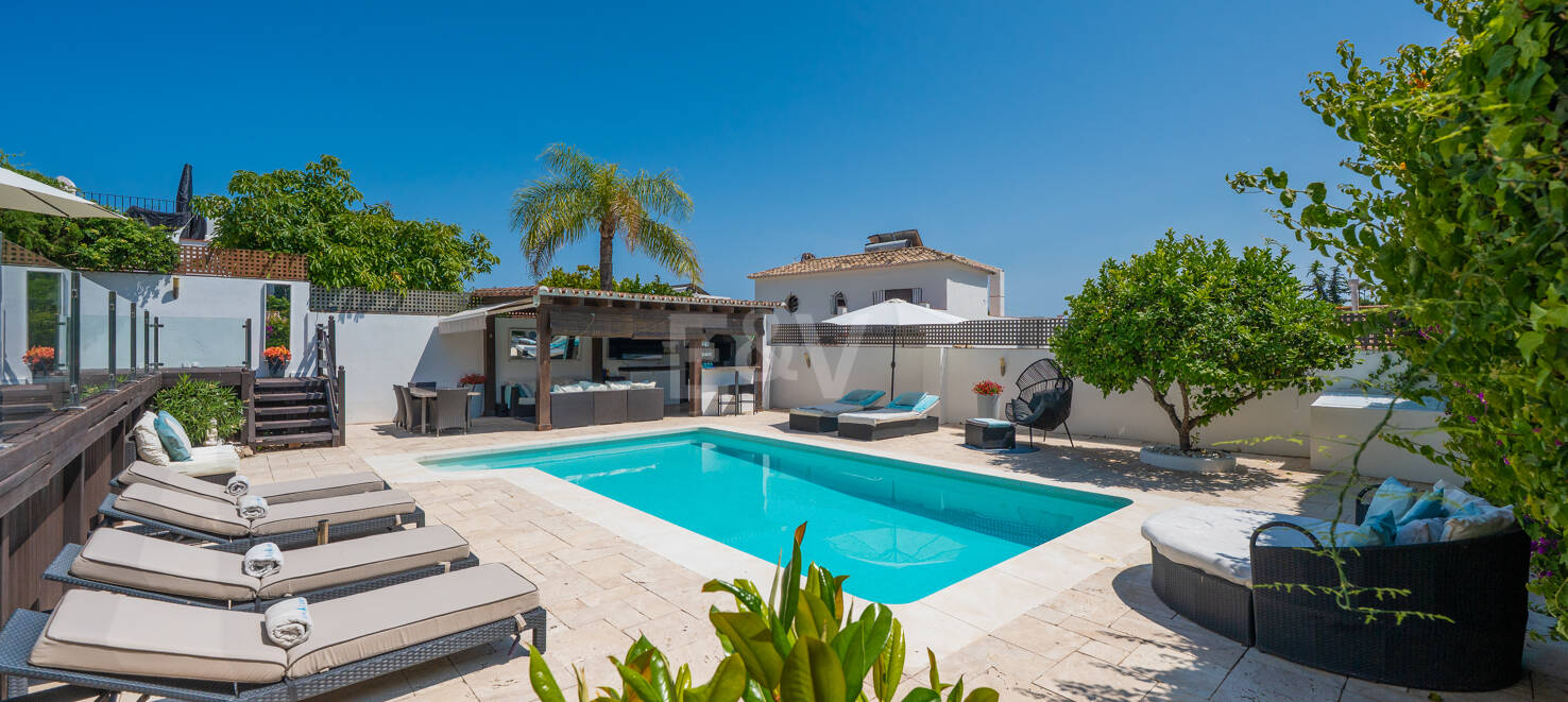 Elegant 6-Bedroom Villa with Guest House, Sea Views & Private Pool in Tranquil Río Real