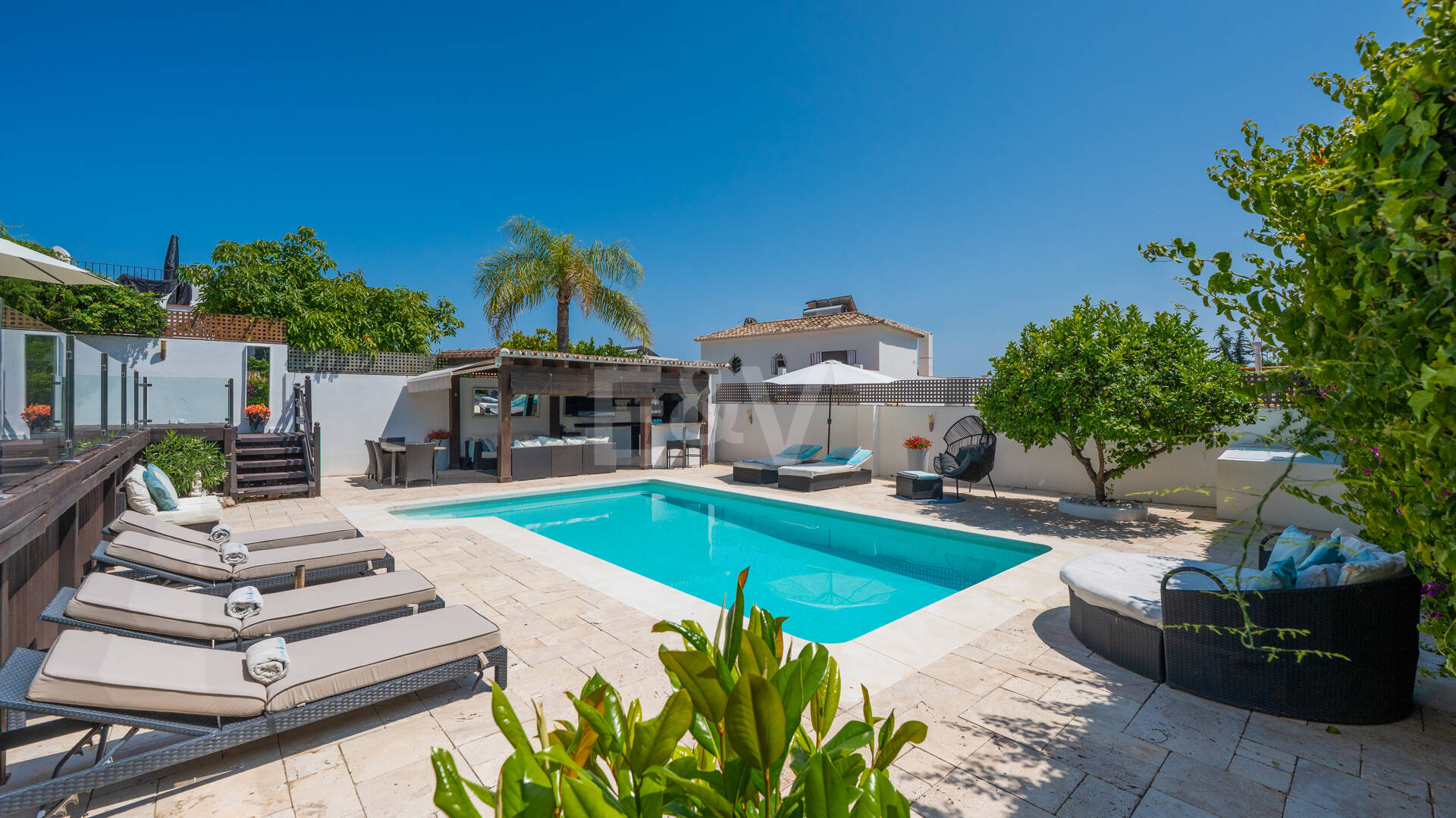 Elegant 6-Bedroom Villa with Guest House, Sea Views & Private Pool in Tranquil Río Real