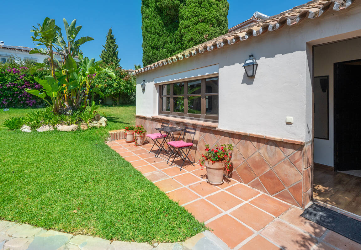 Elegant 6-Bedroom Villa with Guest House, Sea Views & Private Pool in Tranquil Río Real