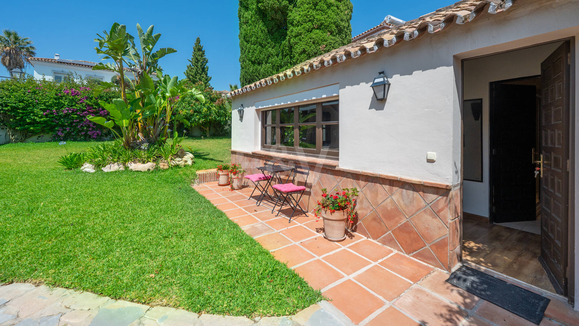Elegant 6-Bedroom Villa with Guest House, Sea Views & Private Pool in Tranquil Río Real