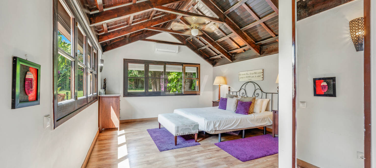 Elegant 6-Bedroom Villa with Guest House, Sea Views & Private Pool in Tranquil Río Real
