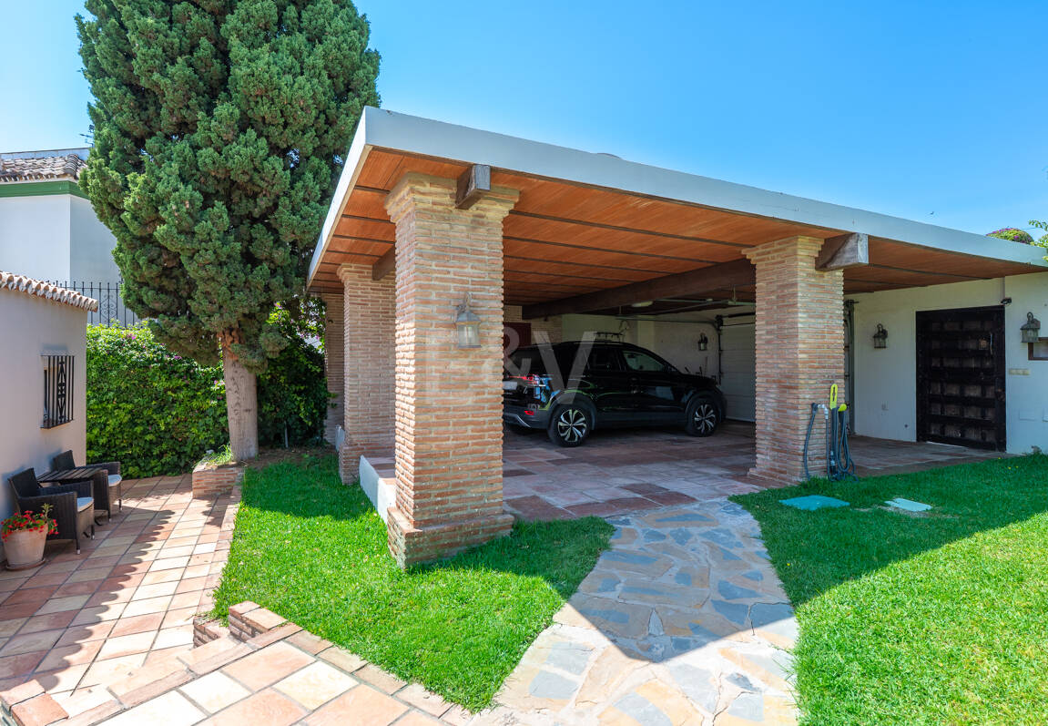 Elegant 6-Bedroom Villa with Guest House, Sea Views & Private Pool in Tranquil Río Real