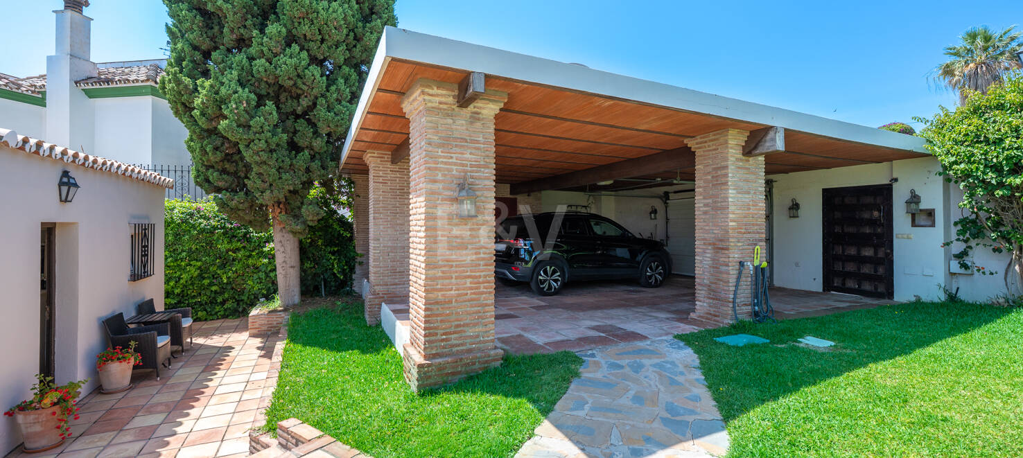 Elegant 6-Bedroom Villa with Guest House, Sea Views & Private Pool in Tranquil Río Real