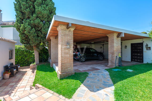 Elegant 6-Bedroom Villa with Guest House, Sea Views & Private Pool in Tranquil Río Real