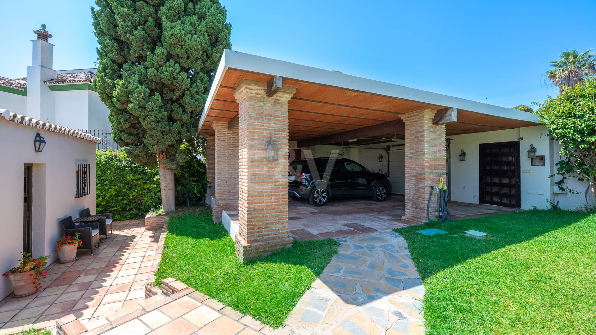 Elegant 6-Bedroom Villa with Guest House, Sea Views & Private Pool in Tranquil Río Real