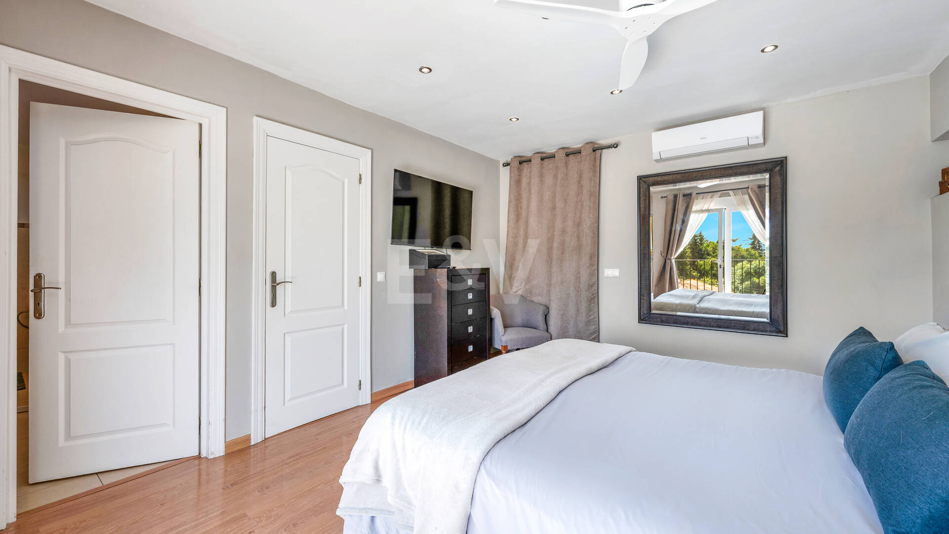 Elegant 6-Bedroom Villa with Guest House, Sea Views & Private Pool in Tranquil Río Real