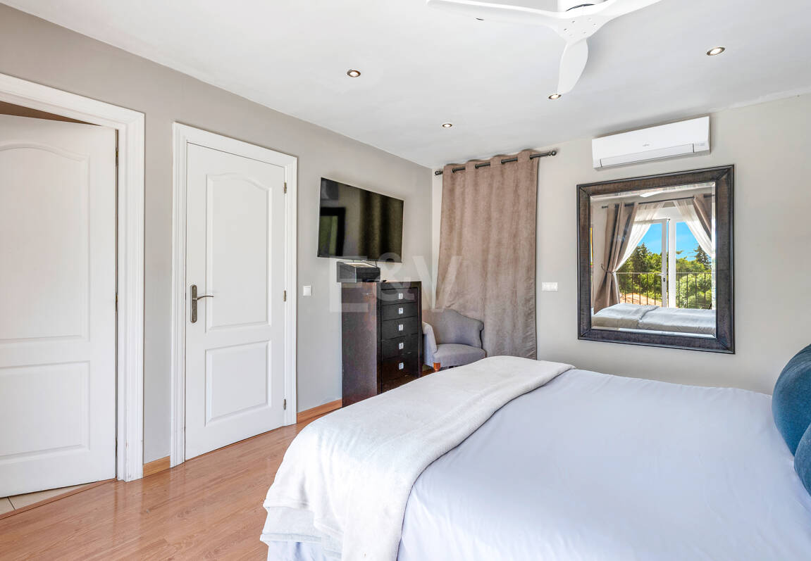 Elegant 6-Bedroom Villa with Guest House, Sea Views & Private Pool in Tranquil Río Real