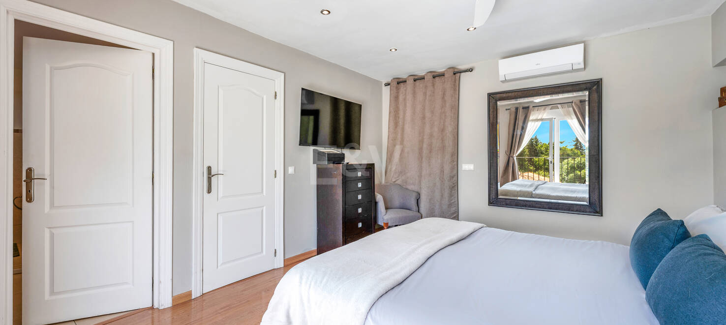 Elegant 6-Bedroom Villa with Guest House, Sea Views & Private Pool in Tranquil Río Real