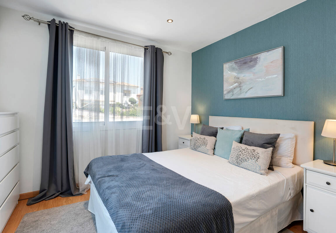 Elegant 6-Bedroom Villa with Guest House, Sea Views & Private Pool in Tranquil Río Real