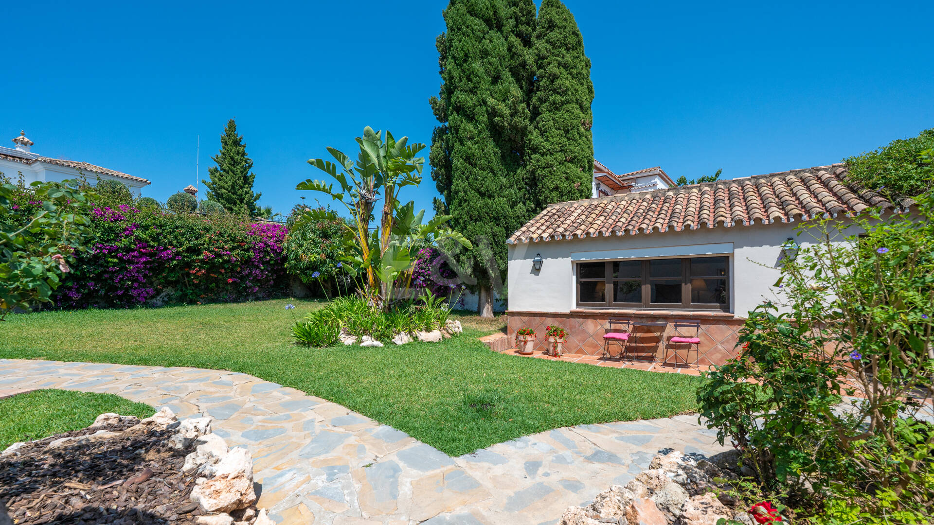Elegant 6-Bedroom Villa with Guest House, Sea Views & Private Pool in Tranquil Río Real