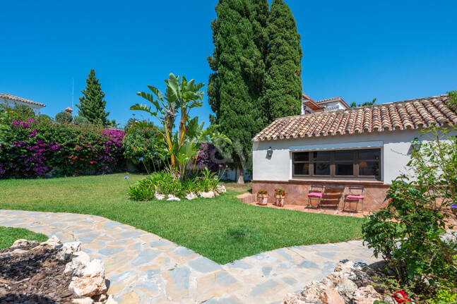 Elegant 6-Bedroom Villa with Guest House, Sea Views & Private Pool in Tranquil Río Real
