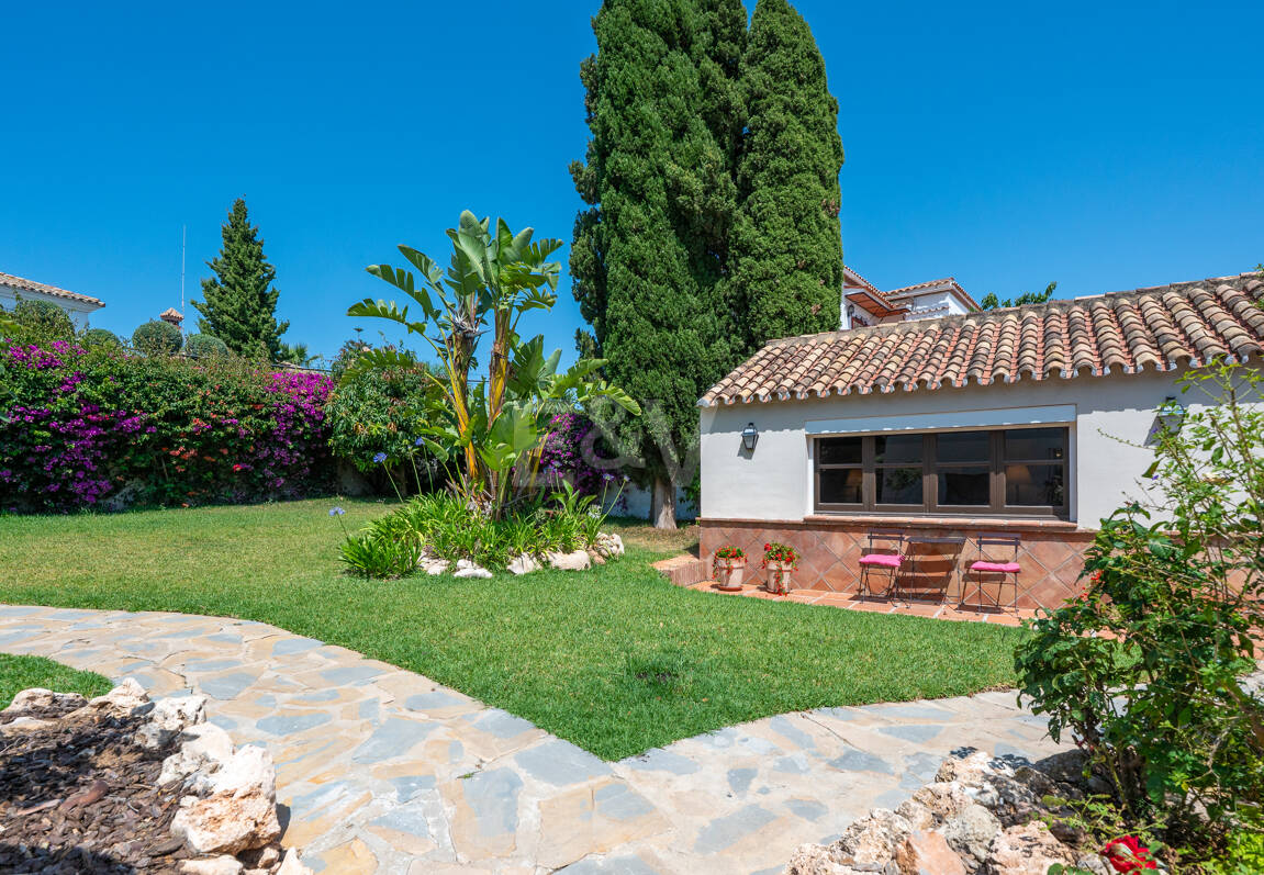 Elegant 6-Bedroom Villa with Guest House, Sea Views & Private Pool in Tranquil Río Real