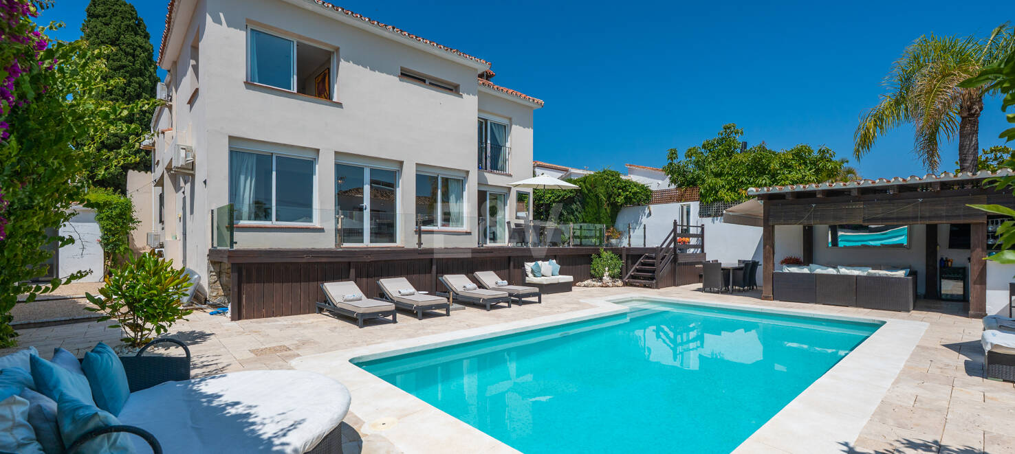 Elegant 6-Bedroom Villa with Guest House, Sea Views & Private Pool in Tranquil Río Real