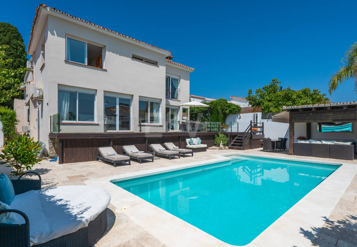 Elegant 6-Bedroom Villa with Guest House, Sea Views & Private Pool in Tranquil Río Real