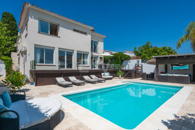 Elegant 6-Bedroom Villa with Guest House, Sea Views & Private Pool in Tranquil Río Real