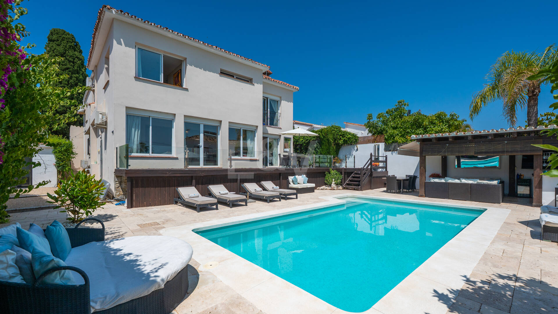 Elegant 6-Bedroom Villa with Guest House, Sea Views & Private Pool in Tranquil Río Real