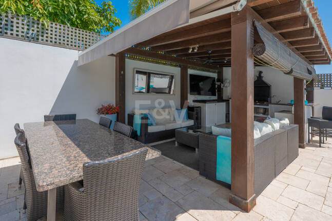 Elegant 6-Bedroom Villa with Guest House, Sea Views & Private Pool in Tranquil Río Real