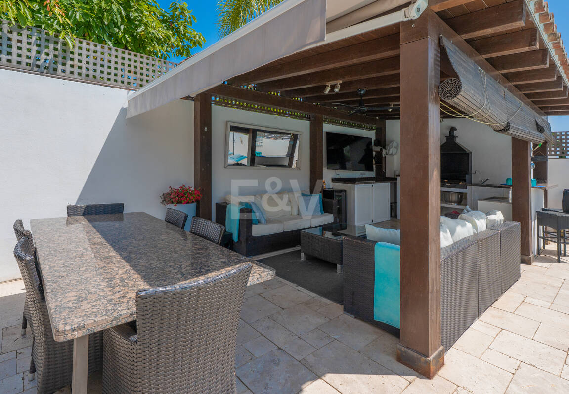 Elegant 6-Bedroom Villa with Guest House, Sea Views & Private Pool in Tranquil Río Real