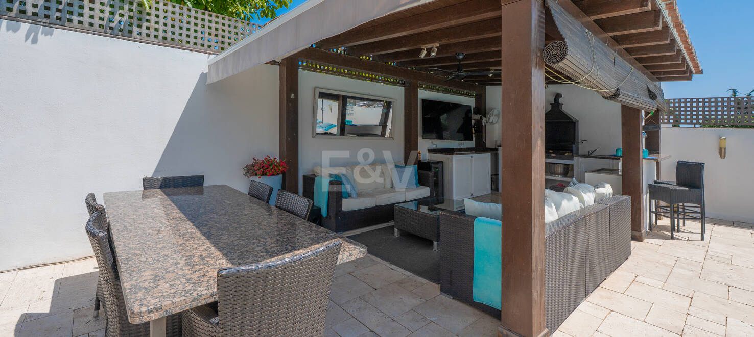 Elegant 6-Bedroom Villa with Guest House, Sea Views & Private Pool in Tranquil Río Real