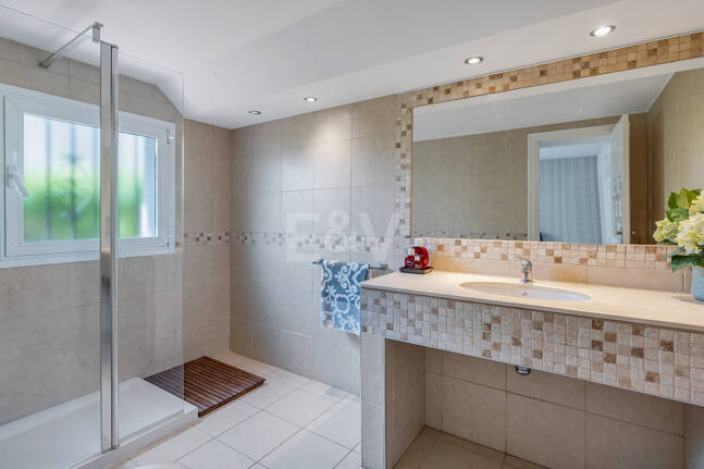 Elegant 6-Bedroom Villa with Guest House, Sea Views & Private Pool in Tranquil Río Real