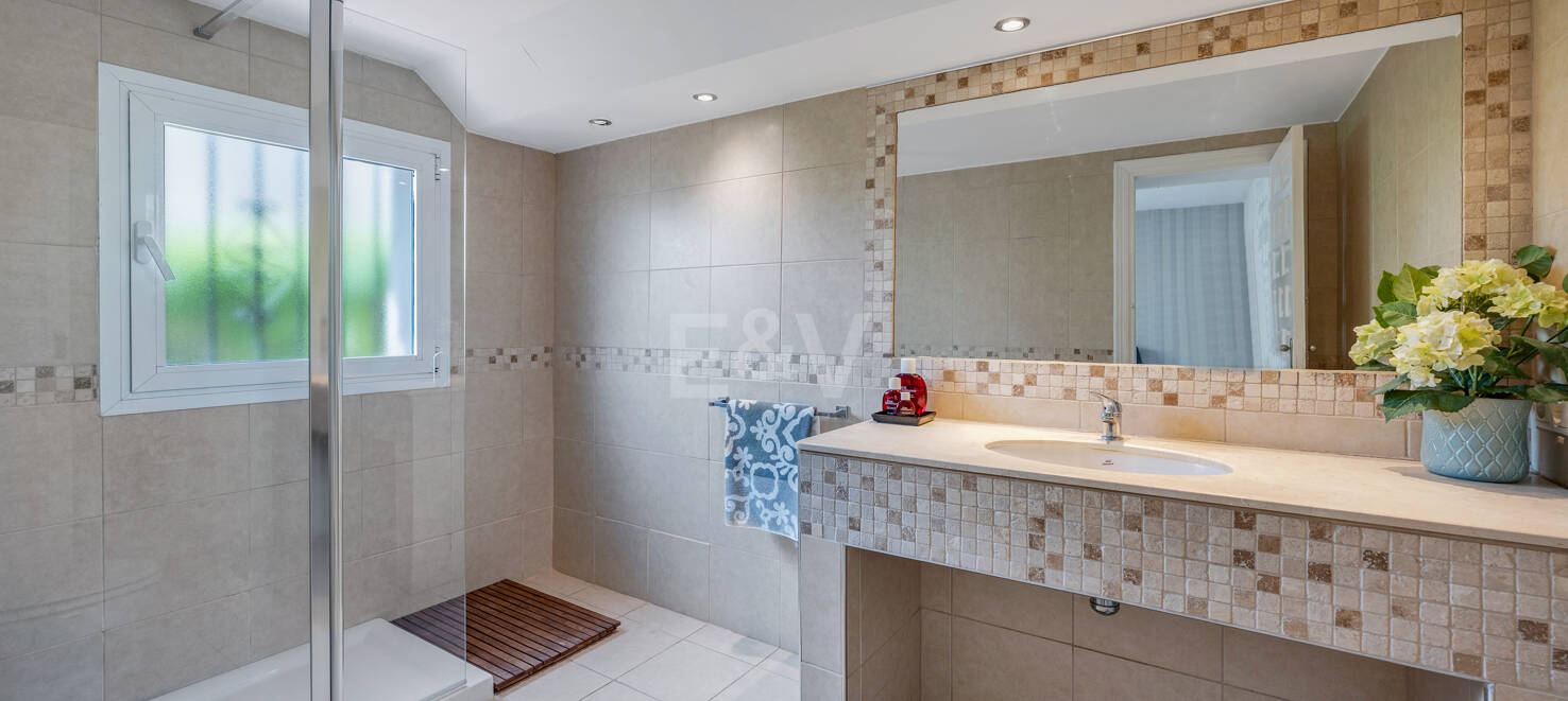 Elegant 6-Bedroom Villa with Guest House, Sea Views & Private Pool in Tranquil Río Real