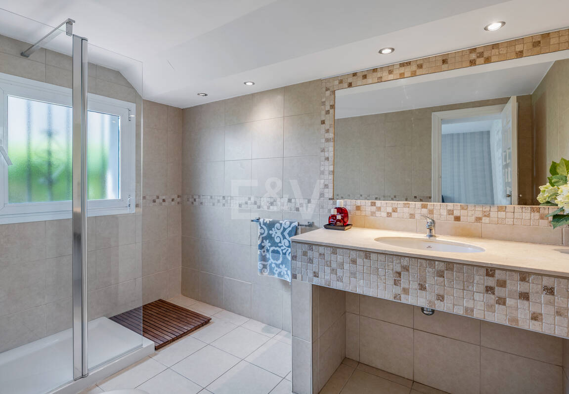 Elegant 6-Bedroom Villa with Guest House, Sea Views & Private Pool in Tranquil Río Real