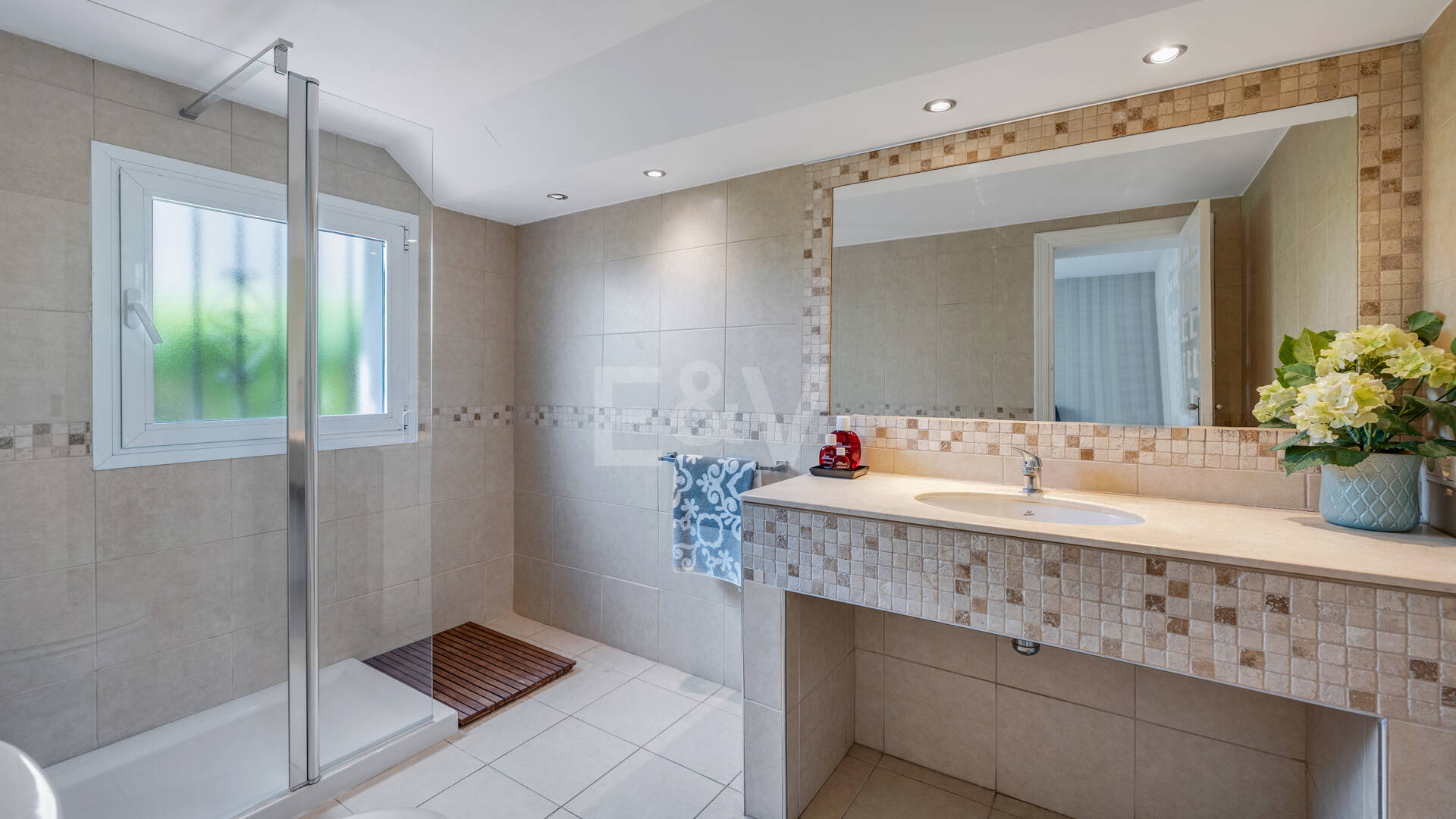 Elegant 6-Bedroom Villa with Guest House, Sea Views & Private Pool in Tranquil Río Real