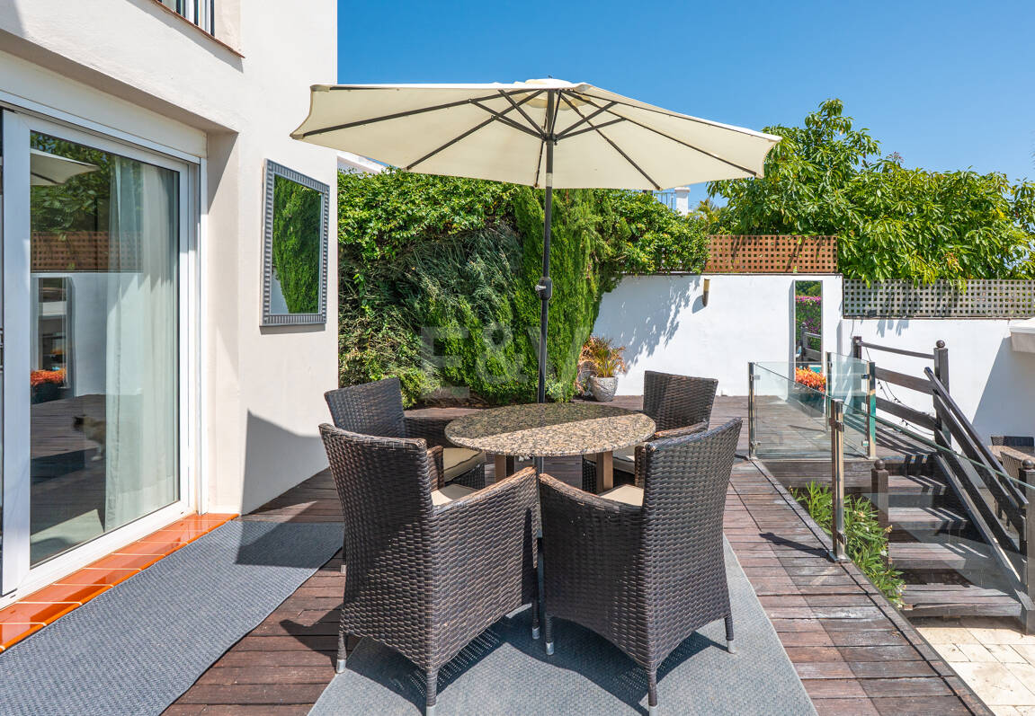 Elegant 6-Bedroom Villa with Guest House, Sea Views & Private Pool in Tranquil Río Real