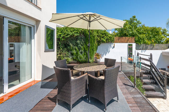 Elegant 6-Bedroom Villa with Guest House, Sea Views & Private Pool in Tranquil Río Real