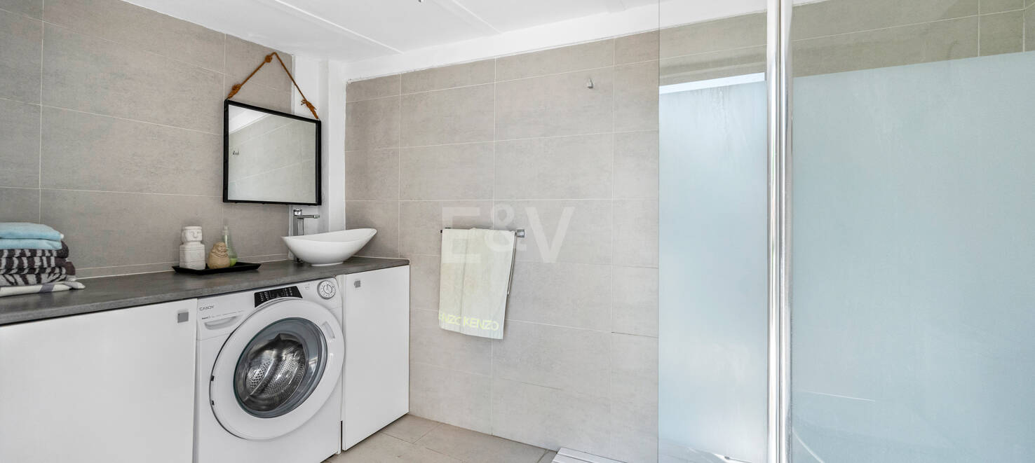 Elegant 6-Bedroom Villa with Guest House, Sea Views & Private Pool in Tranquil Río Real