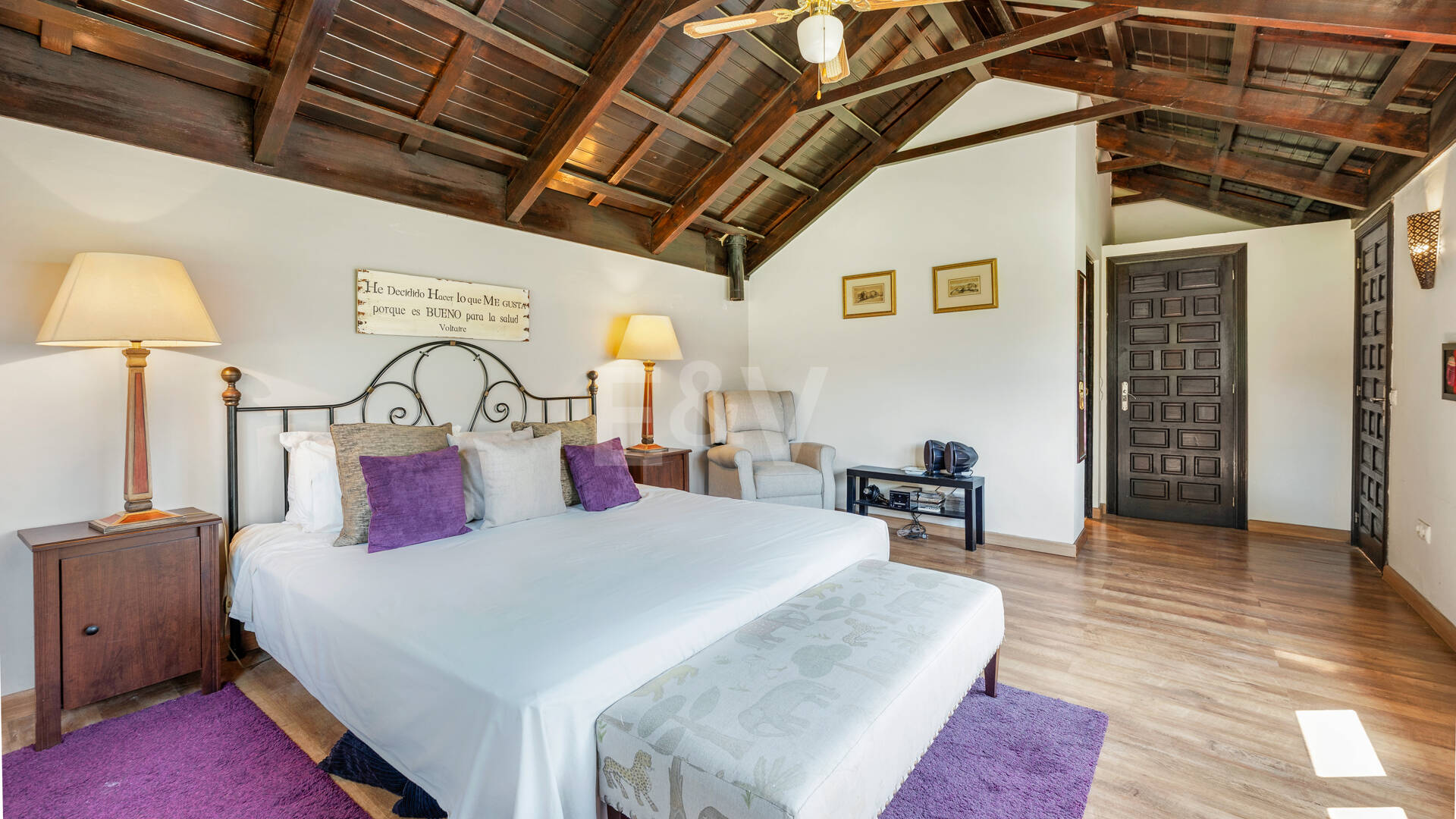 Elegant 6-Bedroom Villa with Guest House, Sea Views & Private Pool in Tranquil Río Real