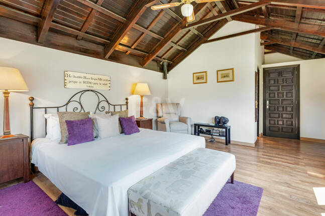 Elegant 6-Bedroom Villa with Guest House, Sea Views & Private Pool in Tranquil Río Real